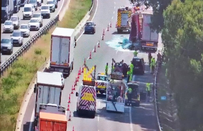 Un carril abierto en la AP-7 en La Granada (Barcelona) por la retirada de cristales en la vía