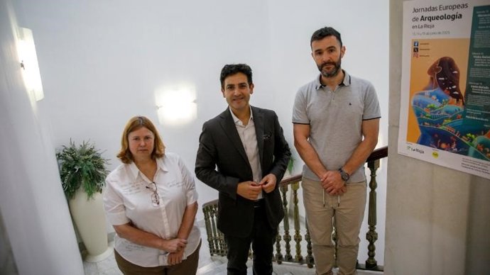 El director general de Cultura, Roberto Iturriaga, junto a los arqueólogos del Servicio de Conservación y Promoción del Patrimonio Histórico Artístico, Teresa Ángulo y David Eguizabal, presentan las Jornadas Europeas de Arqueología en La Rioja 2025