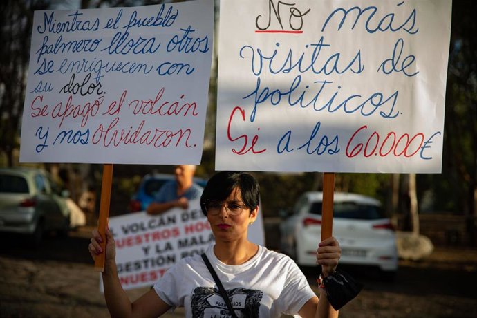 Archivo - Una persona sostiene una pancarta durante una manifestación 'silenciosa' de protesta contra la gestión de la reconstrucción en La Palma