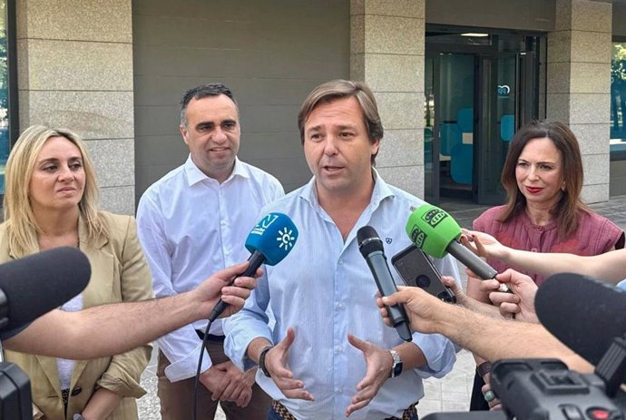 El secretario general del PP-A, Antonio Repullo, atiende a los medios en Granada.