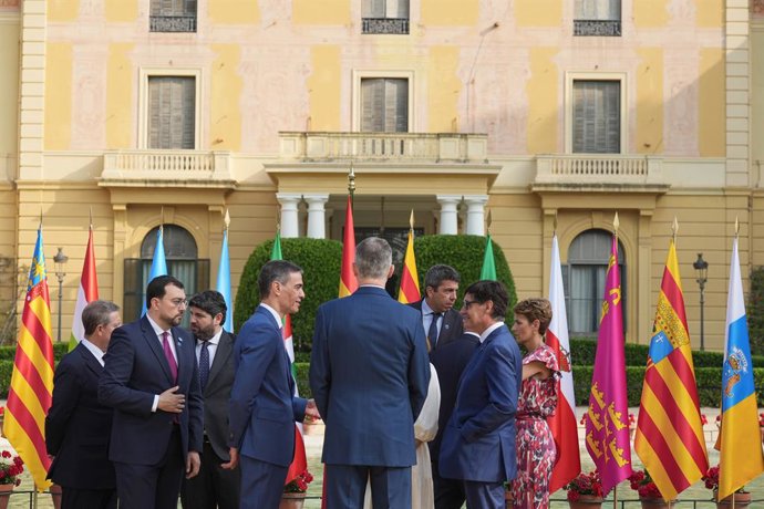 El president del Govern, Pedro Sánchez (e) i el Rei Felip VI (c), després de la foto de família de les autoritats assistents a la XXVIII Conferència de Presidents, al Palau de Pedralbes de Barcelona, a 6 de juny del 2025, a Barcelona.