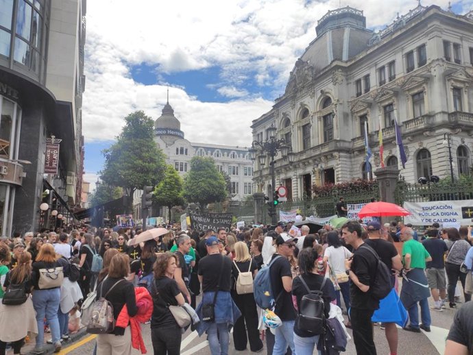 Protestas de docentes en Oviedo