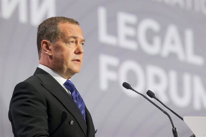 RÚSSIA, SÃO PETERSBURGO - 20 DE MAIO DE 2025: Dmitry Medvedev, vice-presidente do Conselho de Segurança e presidente do Rússia Unida, discursa em uma sessão plenária no 13º Fórum Jurídico Internacional de São Petersburgo no Centro de Convenções e Exposiçõ