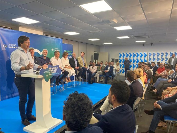 El secretario general del PP-A, Antonio Repullo, interviene este viernes en Granada en el foro de su partido 'Granada a tu lado'.