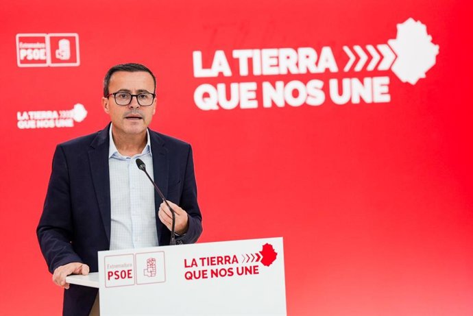 El secretario general del PSOE de Extremadura, Miguel Ángel Gallardo, en una rueda de prensa en Mérida.