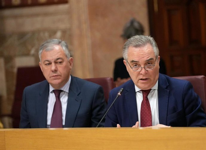 Archivo - El teniente de alcalde del Ayuntamiento de Sevilla y delegado de Hacienda, Juan Bueno (d) y el alcalde de Sevilla, José Luis Sanz