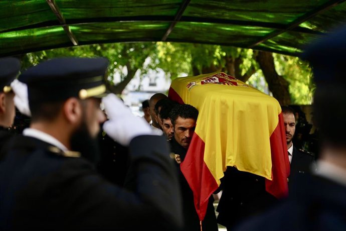 Llegada del féretro del agente fallecido a la Comisaría Provincial de Málaga para un acto de homenaje.