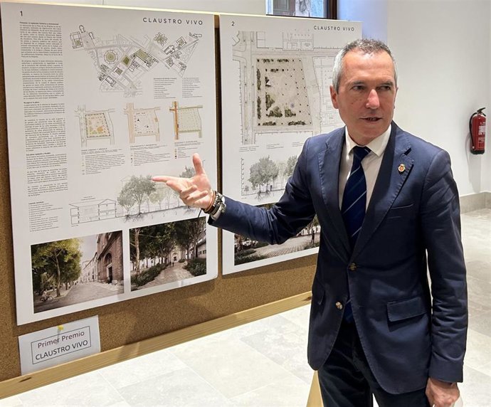 El concejal de Urbanismo y Vivienda, José Ignacio Zarandona, explica la propuesta ganadora para la revitalización de Las Brígidas.