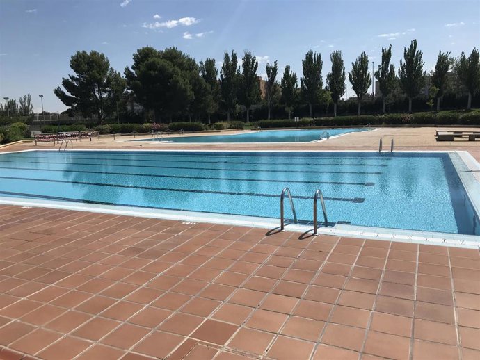 Archivo - Piscina de verano con las escaleras en primer plano
