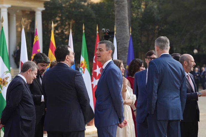 O Presidente do Governo, Pedro Sánchez (c), após a foto de família na 28ª Conferência de Presidentes, no Palau de Pedralbes em Barcelona, em 6 de junho de 2025, em Barcelona, Catalunha (Espanha). A conferência abordará os 16 pontos do