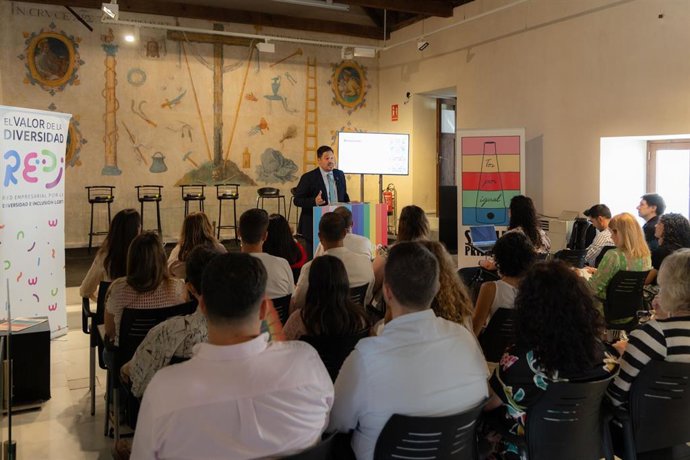 El delegado municipal José Luis García, en un encuentro empresarial por la diversidad LGTBIQ+