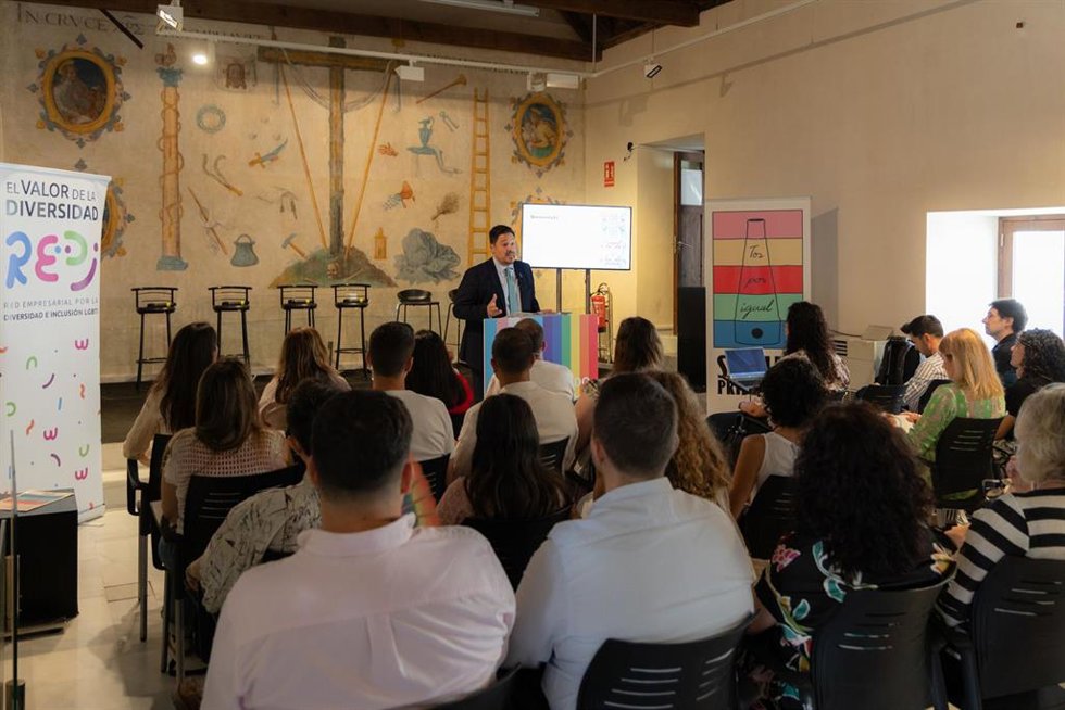El delegado municipal José Luis García, en un encuentro empresarial por la diversidad LGTBIQ+