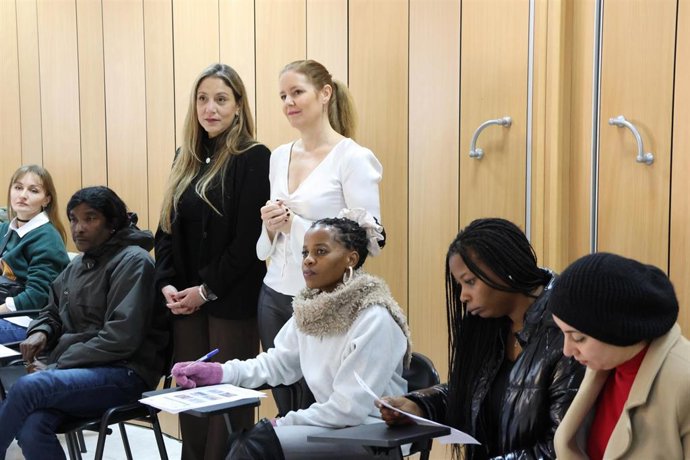 Archivo - La consejera de Familia, Juventud y Asuntos Sociales, Ana Dávila, durante su visita al Centro de Participación e Integración (CEPI) de Collado Villalba, en Madrid, el 10 de enero de 2025.