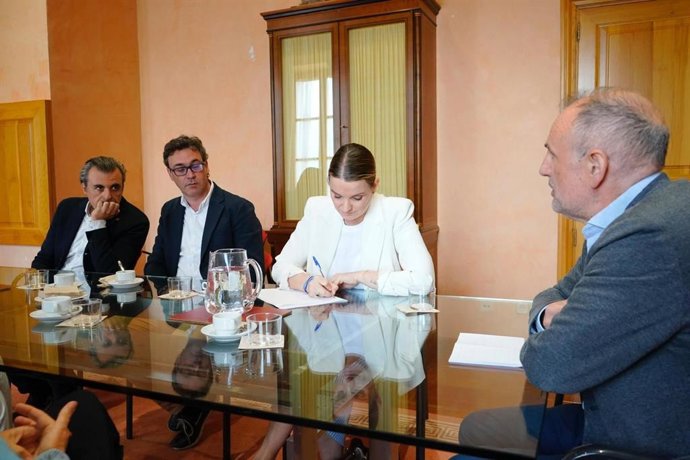 Archivo - Reunión entre el rector de la UIB, Jaume Carot, con Prohens, en abril de 2023.