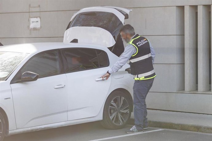 Archivo - Agentes de la Unidad de Delincuencia Económica y Fiscal (Udef) de la Policía Nacional en las dependencias de la Policía Local de Granada el pasado 18 de febrero