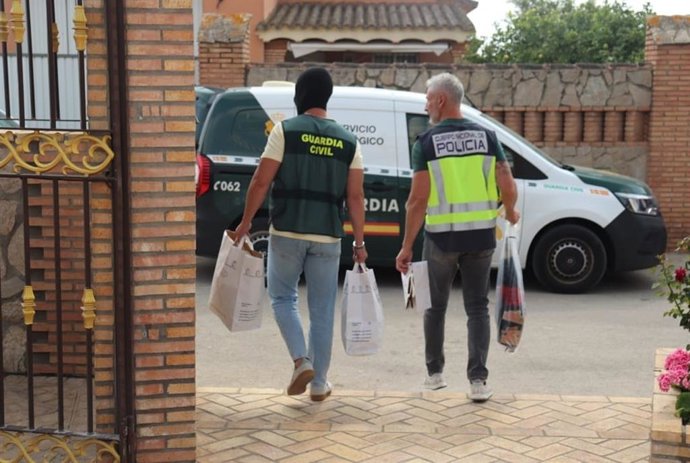 Dos agentes tras el registro practicado en Chiclana.