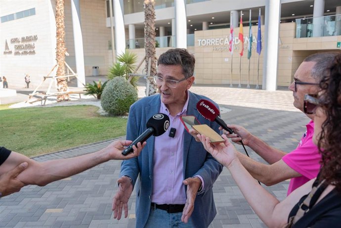José Luis Sánchez Teruel atiende a los medios a las puertas del Hospital Universitario Torrecárdenas de Almería.