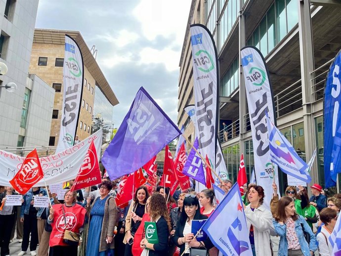 Concentración de trabajadores del ERA en Oviedo.