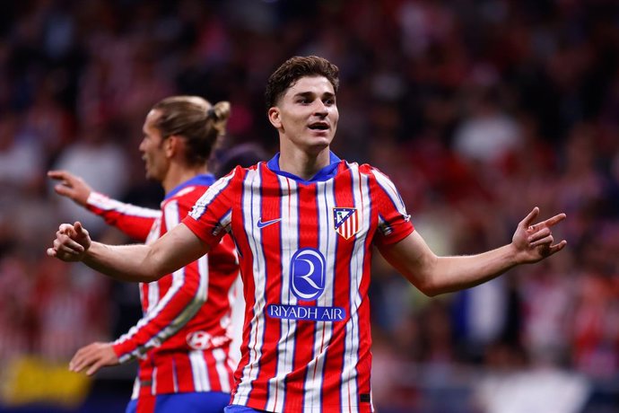 Archivo - Julian Alvarez of Atletico de Madrid celebrates a goal during the Spanish League, LaLiga EA Sports, football match played between Atletico de Madrid and Rayo Vallecano at Riyadh Air Metropolitano stadium on April 24, 2025, in Madrid, Spain.