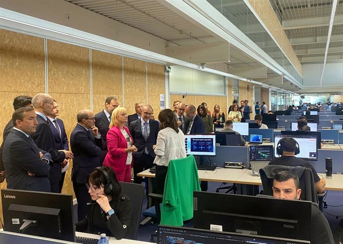 El Centro de Innovación de Aldeatejada, cerca de la mayoría de edad con 300 millones de inversión y más de 2.850 empleos. En la foto, la consejera Leticia García durante la visita al centro.