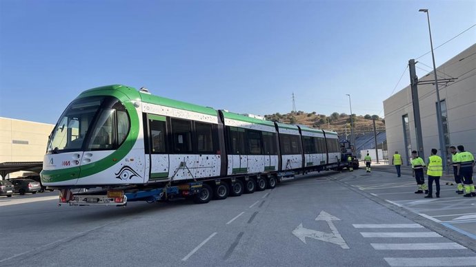Metro de Málaga amplía su flota con la llegada de un nuevo tren a talleres y cocheras