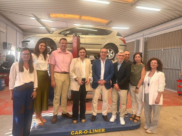 El delegado territorial de Desarrollo Educativo y Formación Profesional y de Universidad, Investigación e Innovación, Miguel Briones, en su visita al Instituto de Educación Secundaria (IES) Playamar de Torremolinos