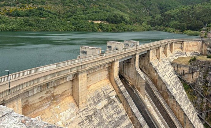 Presa en el embase de Barrios de Luna.