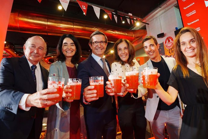 Julio Cuesta y Carmen Ponce, primer presidente y presidenta actual de Fundación Cruzcampo; Jorge Paradela, expresidente de la entidad y consejero de Industria; Regla Bejarano, directora de la Fundación, y Antonio García y Conchi Inchausti, exalumnos.