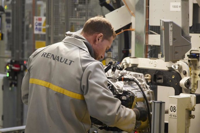 Archivo - Detalle de un trabajador de la fábrica de la antigua Renault en Sevilla