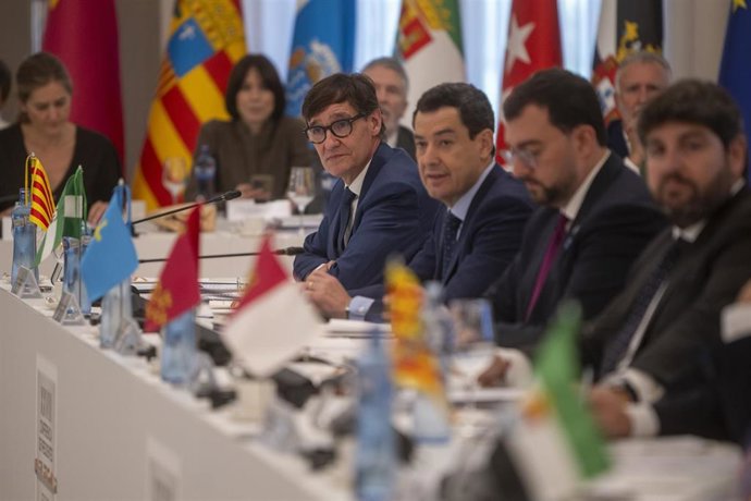 El presidente de la Generalitat de Catalunya, Salvador Illa, y el El presidente de la Junta de Andalucía, Juanma Moreno, durante la XXVIII Conferencia de Presidentes, en Palau de Pedralbes de Barcelona, a 6 de junio de 2025, en Barcelona, Catalunya (Españ