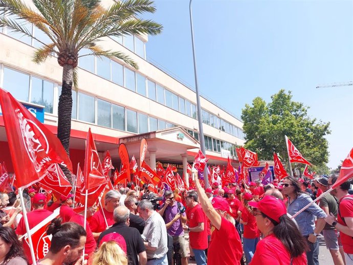 Más de 300 personas reclaman subida salarial "justa" y hablar de salud laboral para avanzar en convenio de hostelería