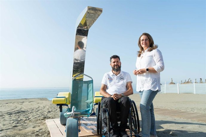 La concejala adscrita a la delegación de Playas, Susana Aragón, ha explicado que las duchas facilitan el baño a estas personas, que pueden acceder a ellas con sus sillas de ruedas o sillas anfibias.