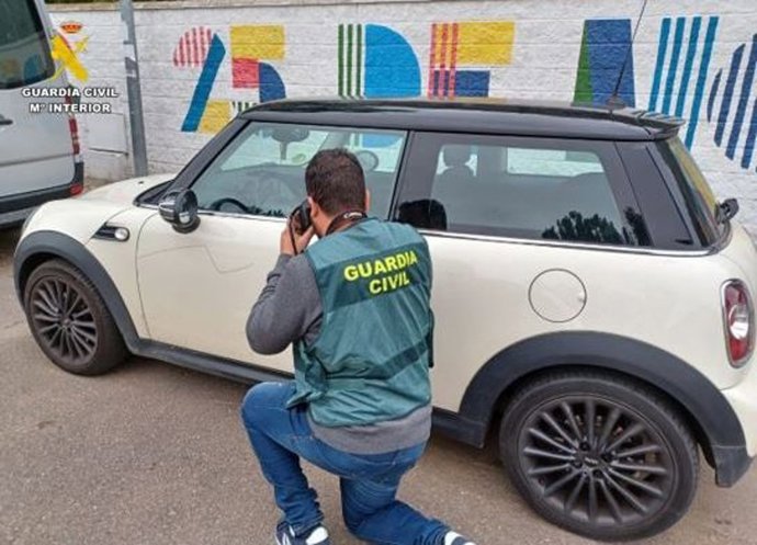 Detenido por los rayar un turismo en Villanubla tras ser grabado por su cámara interior   .