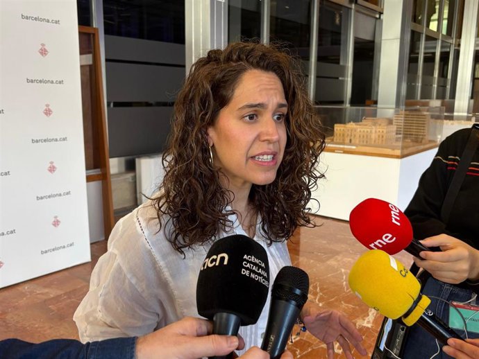 Archivo - La concejal de Salud del Ayuntamiento de Barcelona, Marta Villanueva, en declaraciones a los medios en el consistorio