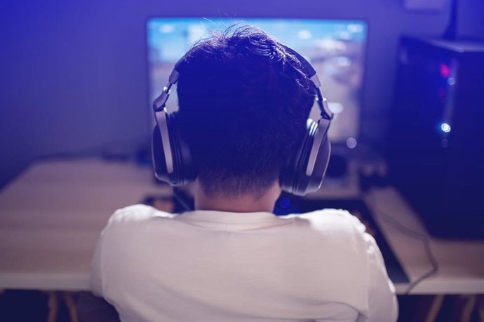 Archivo - La AEP ha alertado del impacto negativo del consumo habitual de pornografía en adolescente