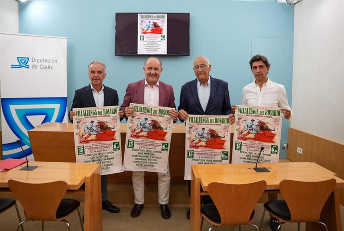 El vicepresidente primero de la Diputación, Juancho Ortiz, el alcalde de Villaluenga del Rosario, Alfonso Moscoso, y el presidente de la Asociación Andaluza de Escuelas Taurinas, Eduardo Ordóñez, presentan ciclo de novilladas.