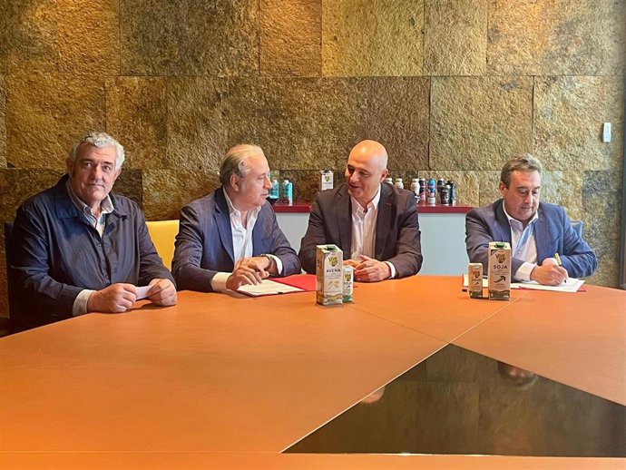 Los firmantes del acuerdo entre la Junta y Pascual.