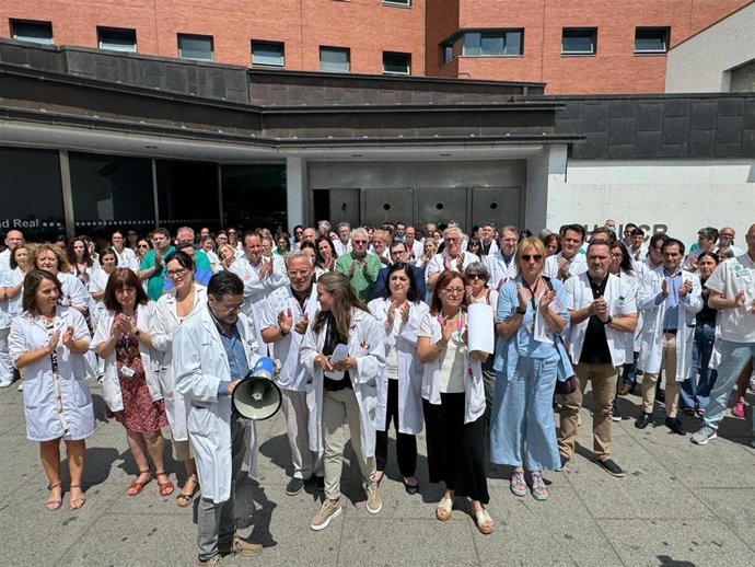 Concentración de profesionales del hospital de Ciudad Real contra la agresión de la familia de un paciente al personal sanitario.