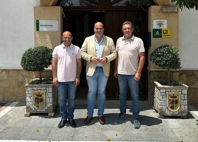 Antonio Aragón con el alcalde de Alcalá del Valle.