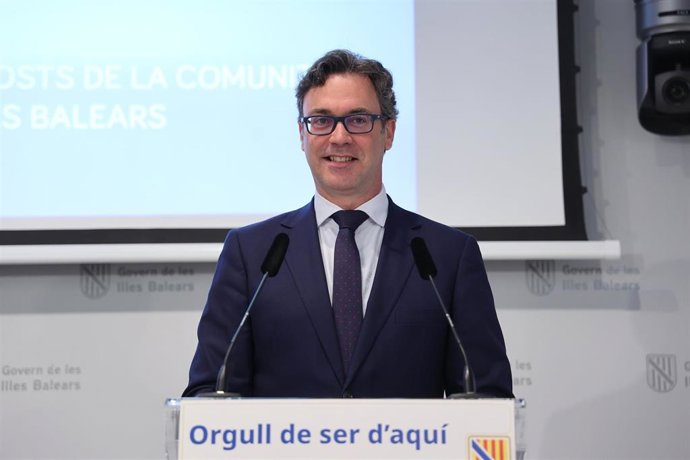 El conseller de Economía, Hacienda e Innovación del Govern balear, Antoni Costa, ofrece una rueda de prensa tras la reunión del Consell de Govern, en el Consolat del Mar, a 30 de mayo de 2025, en Palma de Mallorca, Mallorca, Baleares (España). 