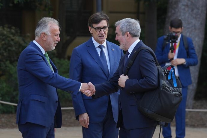 (E-D) O Ministro de Política Territorial, Ángel Víctor Torres; o Presidente da Generalitat da Catalunha, Salvador Illa e o Presidente das Ilhas Canárias, Fernando Clavijo, em sua chegada à 28ª Conferência de Presidentes, no Palau de Pedralbes em Barcelona