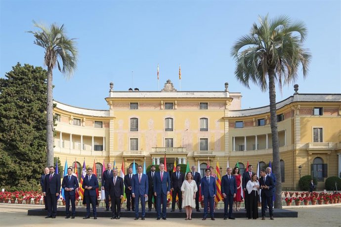 Foto de familia de las autoridades asistentes a la XXVIII Conferencia de Presidentes, en Palau de Pedralbes de Barcelona