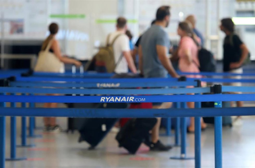 Archivo - Turistas hacen colas en los puestos de embarque de Ryanair, en el Aeropuerto Costa del Sol.