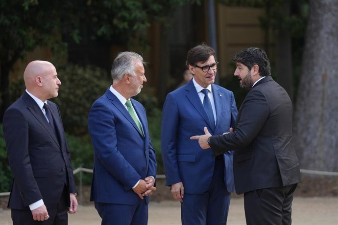 (I-D) El delegado del Gobierno en Cataluña, Carlos Prieto; el ministro de Política Territorial, Ángel Víctor Torres; el presidente de la Generalitat de Cataluña, Salvador Illa y el presidente de la Región de Murcia, Fernando López Miras, a su llegada a la