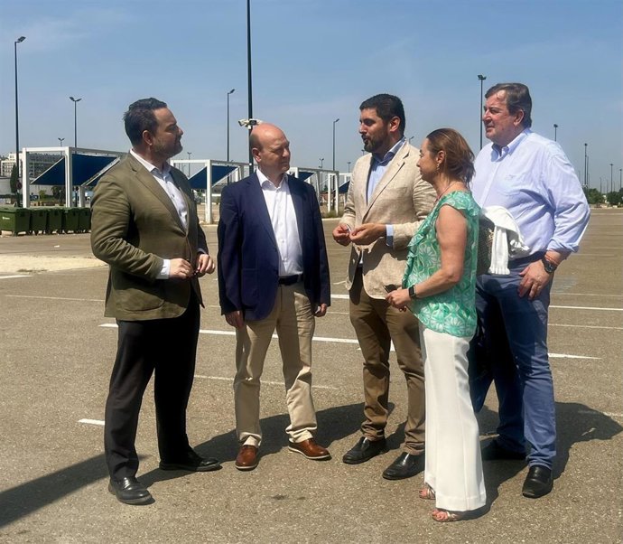 Alejandro Nolasco, en el centro, junto a los diputados de Vox en las Cortes de Aragón, en el Parking Sur de la Expo.