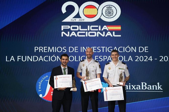 Los investigadores Ignacio Rubio , Álvaro Pérez  y Eusebio López durante la entrega del Premio de Investigación de la Fundación Policial 2024.