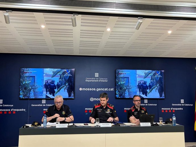 El jefe del Servicio de Vigilancia Aduanera de la Agencia Tributaria en Girona, Antonio Lajusticia; el jefe del Área de Investigación Criminal de Barcelona, el inspector Lisard Hidalgo y el jefe del AIC de Girona, el subinspector Carles Martínez