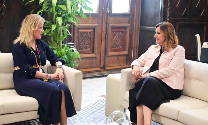La alcaldesa de València, María José Catalá, y la alcaldesa de Xirivella y presidenta de la Federación Valenciana de Municipios y Provincias, Paqui Bartual, se reúnen para abordar los problemas de limpieza en el cauce del Túria.