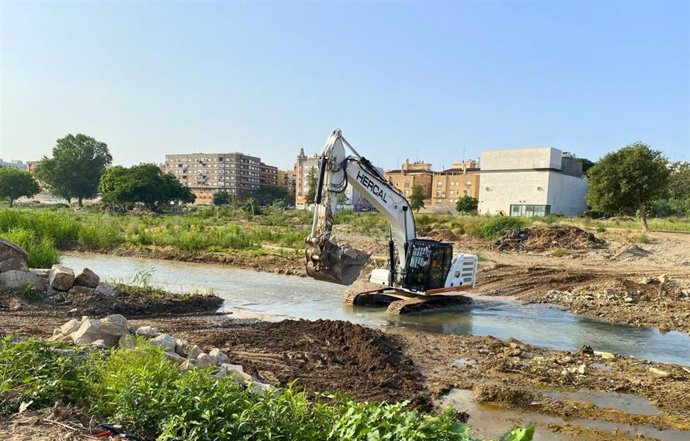 La CHJ destaca avances en la retirada de residuos del cauce del Túria y abrirá un canal frente a estancamientos