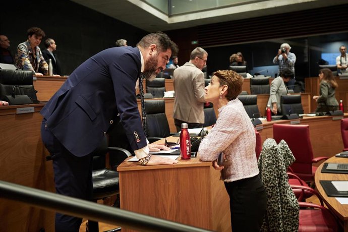 Archivo - La presidenta del Gobierno de Navarra, María Chivite, y el portavoz parlamentario del PSN, Ramón Alzórriz, en el Parlamento de Navarra.